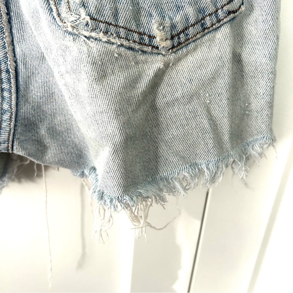 Levi's Women's Vintage Light Wash Shorts in Size‎ 31 - Picture 10 of 11